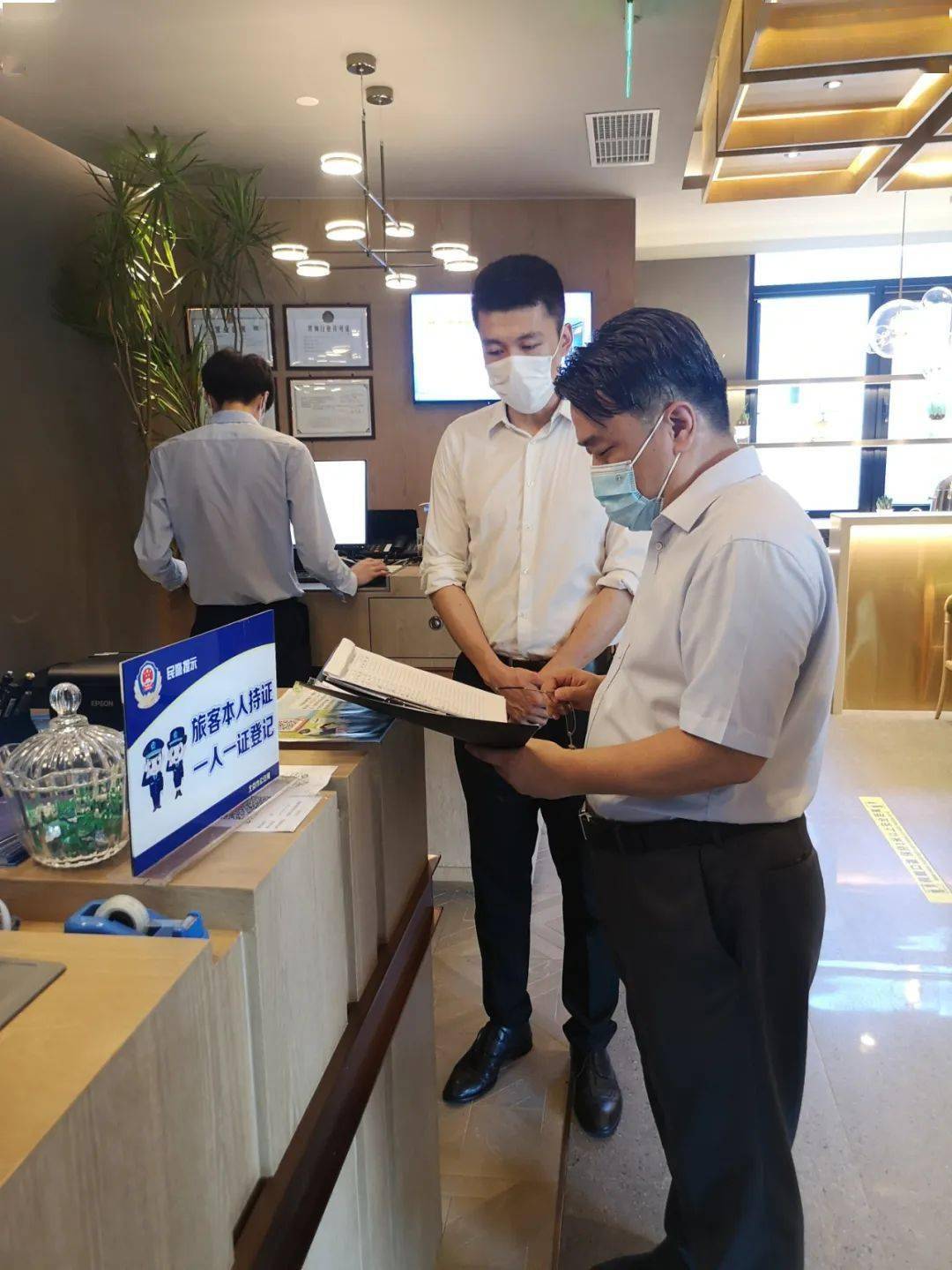 疫情防控区国资委副主任易勇督查检查疫情防控工作