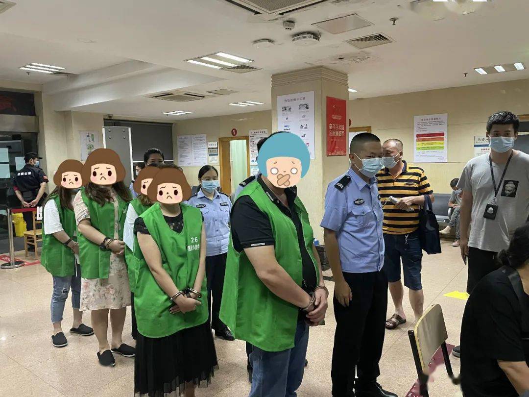 足浴|一男子载着妻子和一帮足浴店员工深夜下地偷玉米