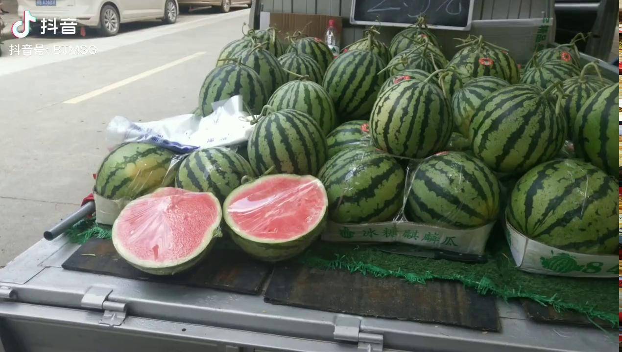 小伙摆摊生涯接下来的时间就是进去西瓜的季节了大量吃西瓜