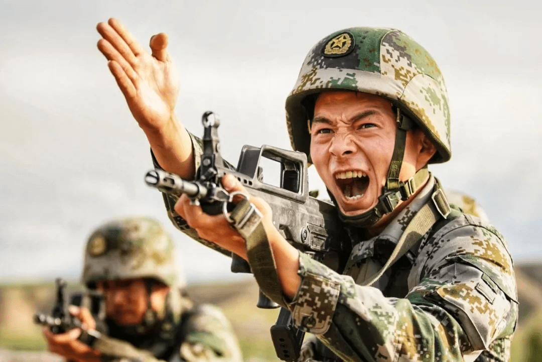 东京奥运会闭幕军营里的兵哥哥们是如何为运动员们庆祝的