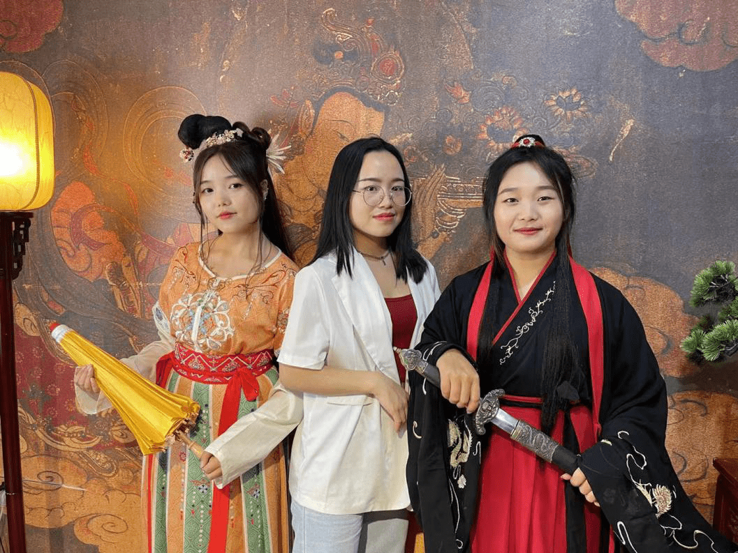 服装|熟悉朝代服装妆容是基本功，汉服造型师专业度被六成粉丝看重