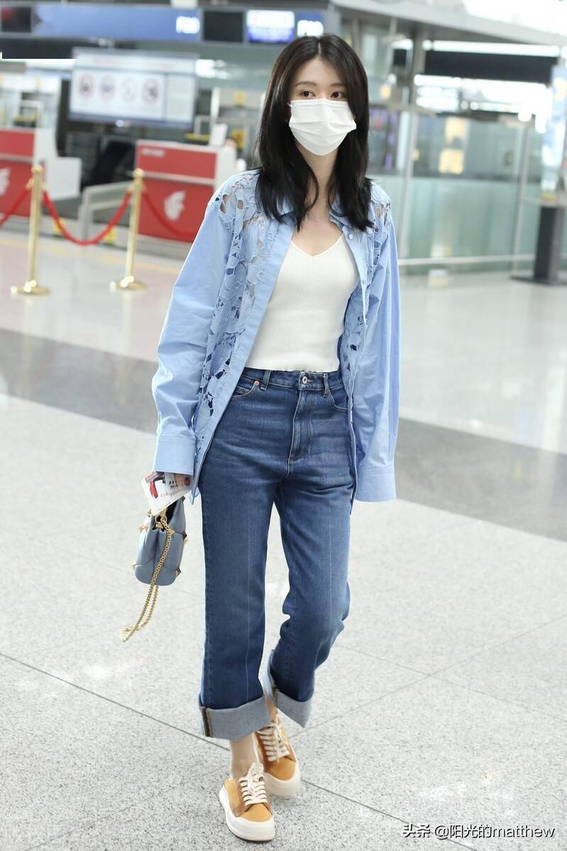 街拍乔欣白色吊带背心蓝色衬衫牛仔裤包袋清新飒爽