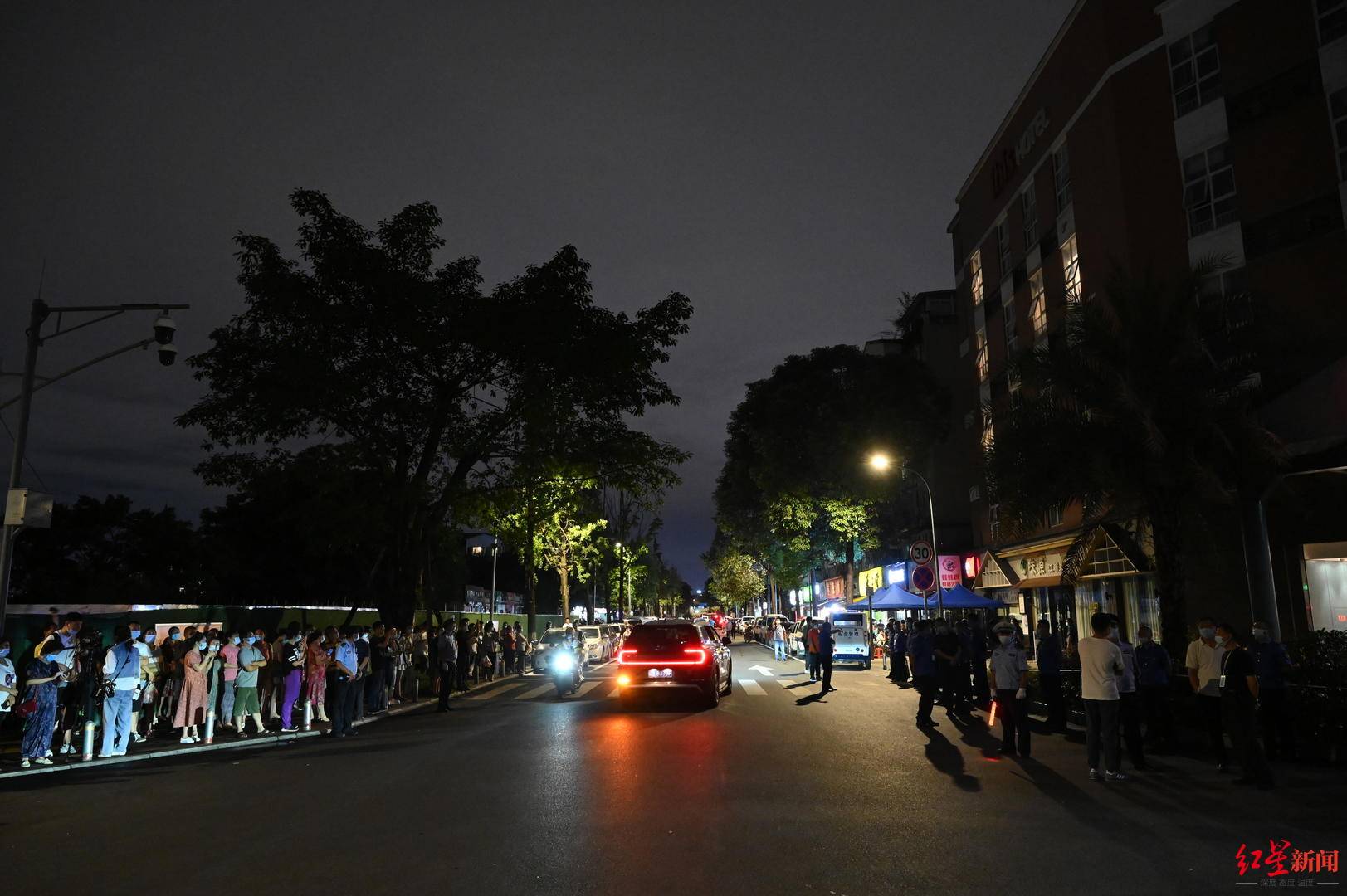 直击美洲花园68栋解封丨石羊街道办大家都是英雄