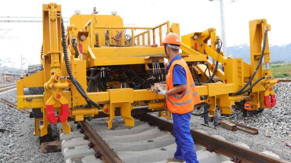 中铁重工研制出新型长钢轨牵引车_施工