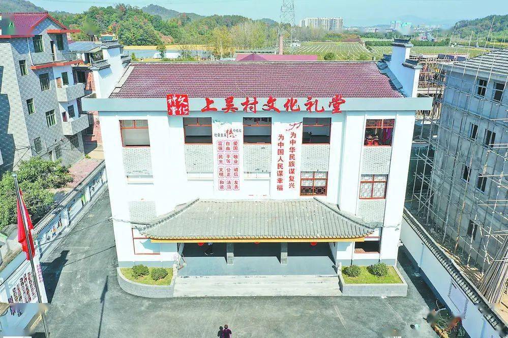 上吴村文化礼堂立于天桥之下发扬勤耕传统