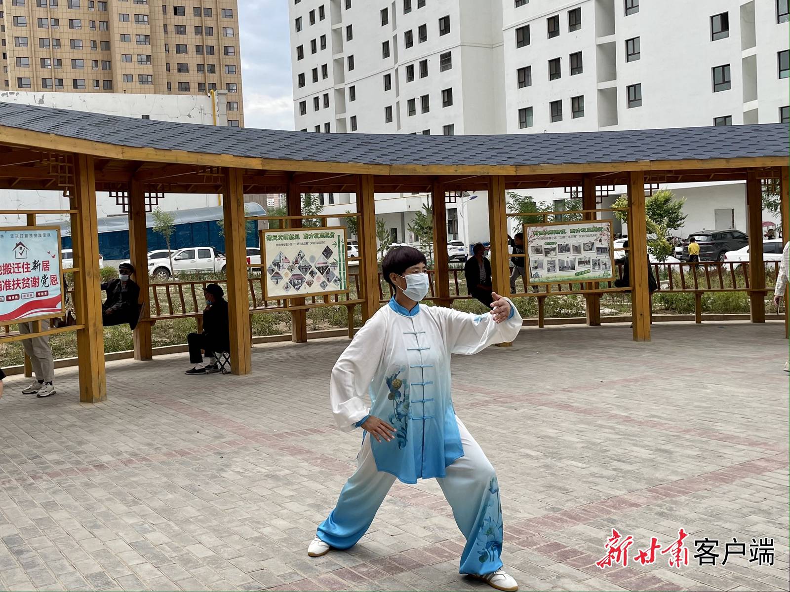 65边亚军原本是会宁县草滩镇殿坪村的建档立卡贫困户,2019年底,他们