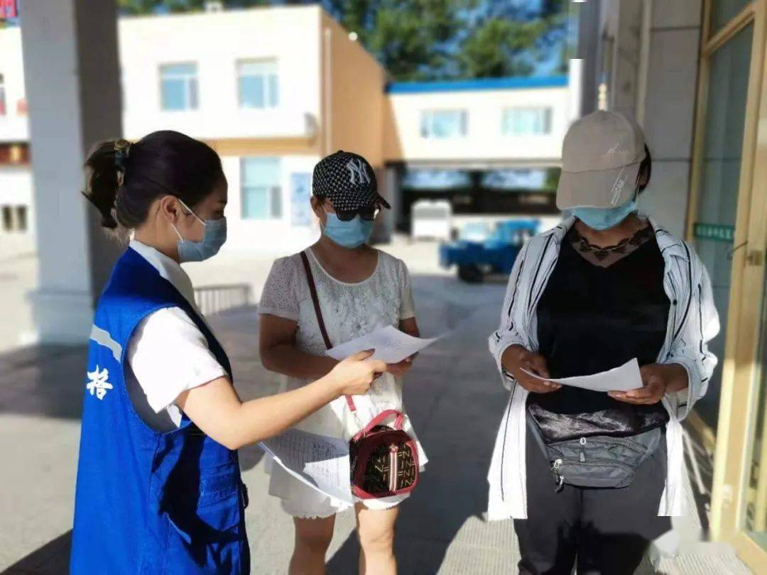 同时,免费发放口罩,示范正确佩戴口罩的方式,引导居民日常出