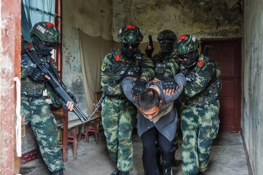 加强应急反恐力量强化训练,着力提升官兵在陌生复杂环境下的综合作战