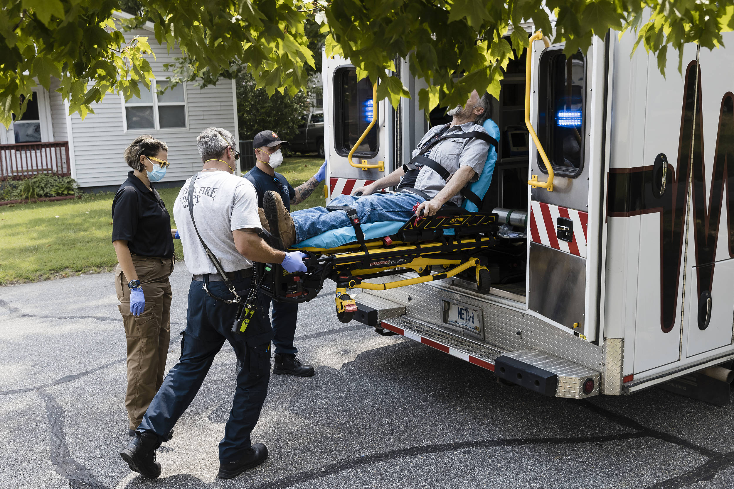 当地时间8月4日,美国密苏里州乔普林,救护车急救人员正在工作 图源