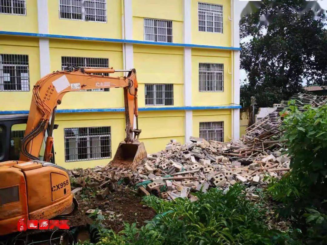 "主动作为,敢于亮剑" 亚山对和平村小学周边违章建筑进行拆除