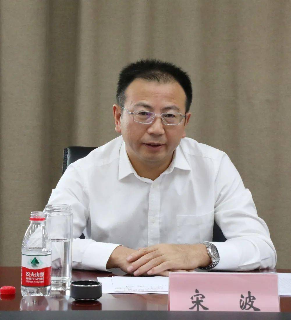 8月15日上午,县委书记宋波主持召开东海县疫情防控指挥部第66次例会