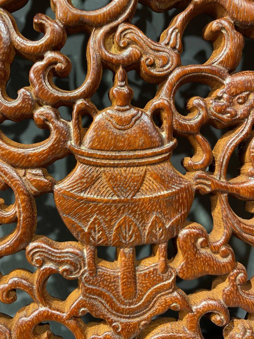 以整块硬木镂空满工双面雕刻四条螭龙与古玩花瓶及香炉的博古图案
