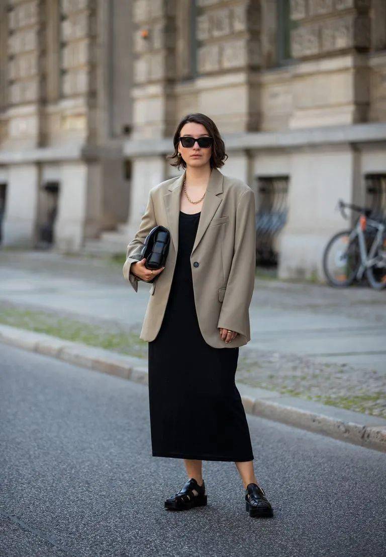 在各大时装的街拍中,西装的出镜率也非常高,每一套西装搭配都很有态度