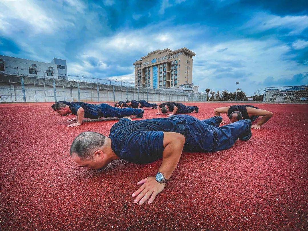05关于心态遇到突发事件,我们沉着冷静,遇事不慌,这是身为警察的专业