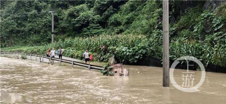 丰都暴雨积水淹没屋顶10人受困消防划橡皮艇紧急救援
