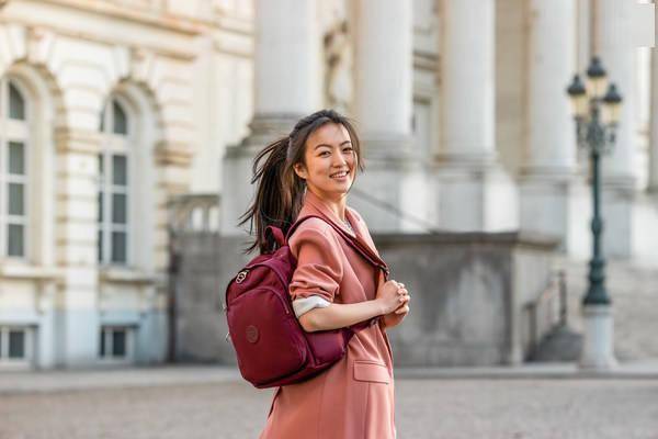 时刻|“轻”状态，不下线，Kipling 全新PAKA系列，12小时轻盈随行
