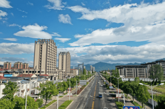 道路宽阔,平坦,处处井然有序的靖安县城.