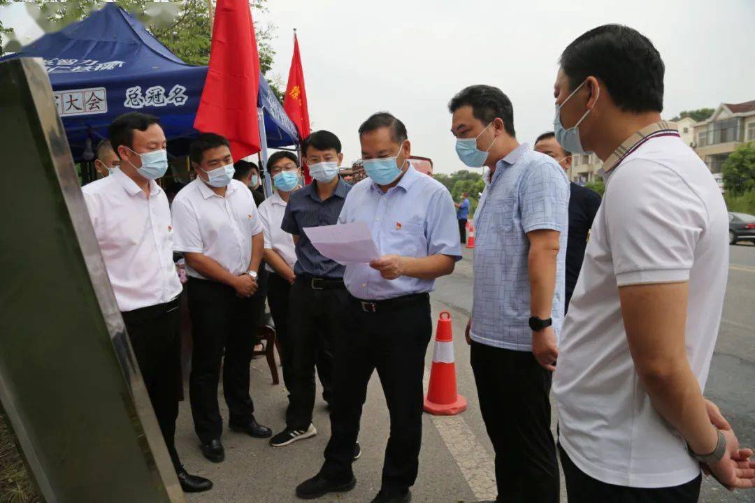 8月12日,市委书记沈先武前往我市交通卡口,社区执勤点以及矿山企业等