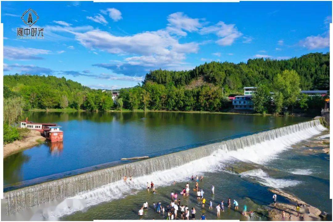 由于突然兴起的构溪河湿地公园高坎瀑布自然景观,休闲游乐的人群逐日