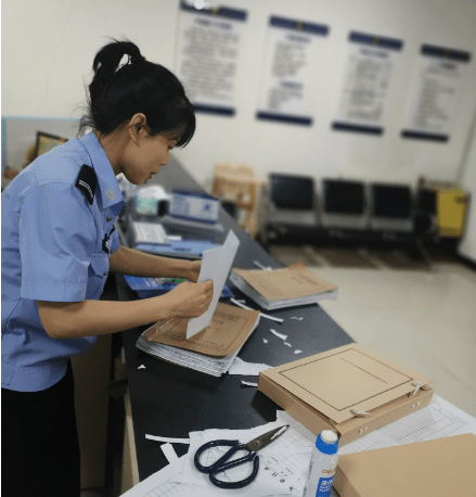 榆林公安榆阳分局崇文路派出所积极开展户籍档案整理工作