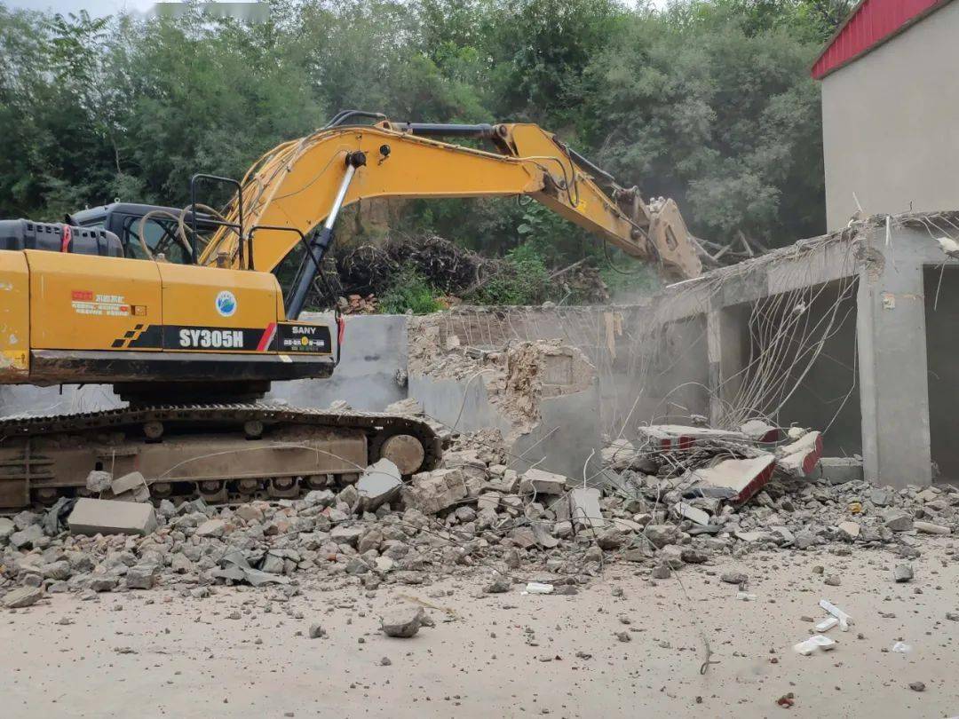 由违章建筑所有人贾某亲自驾驶的钩机举起了破碎锤,在震耳欲聋的"咚咚