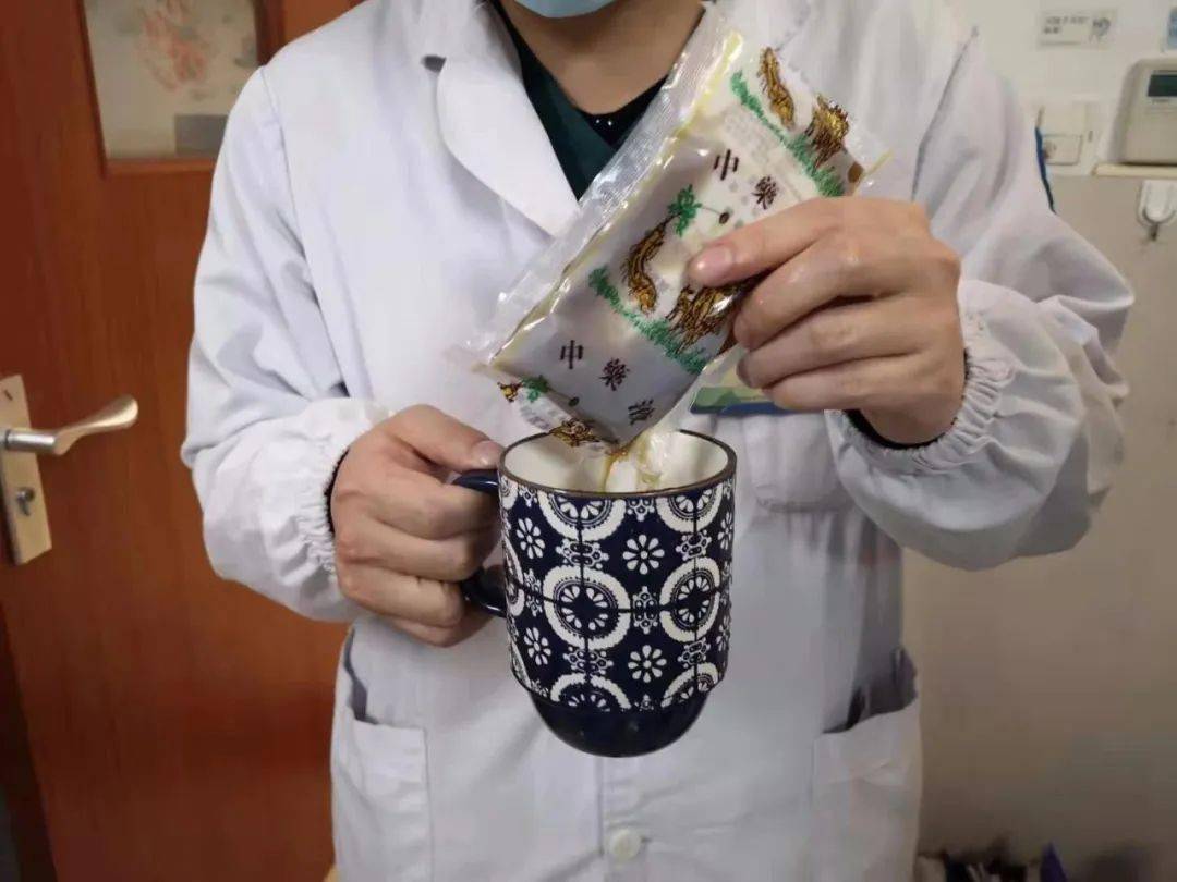 并将预防性中药方剂送至隔离人员手中,增强他们的身体免疫能力和缓解