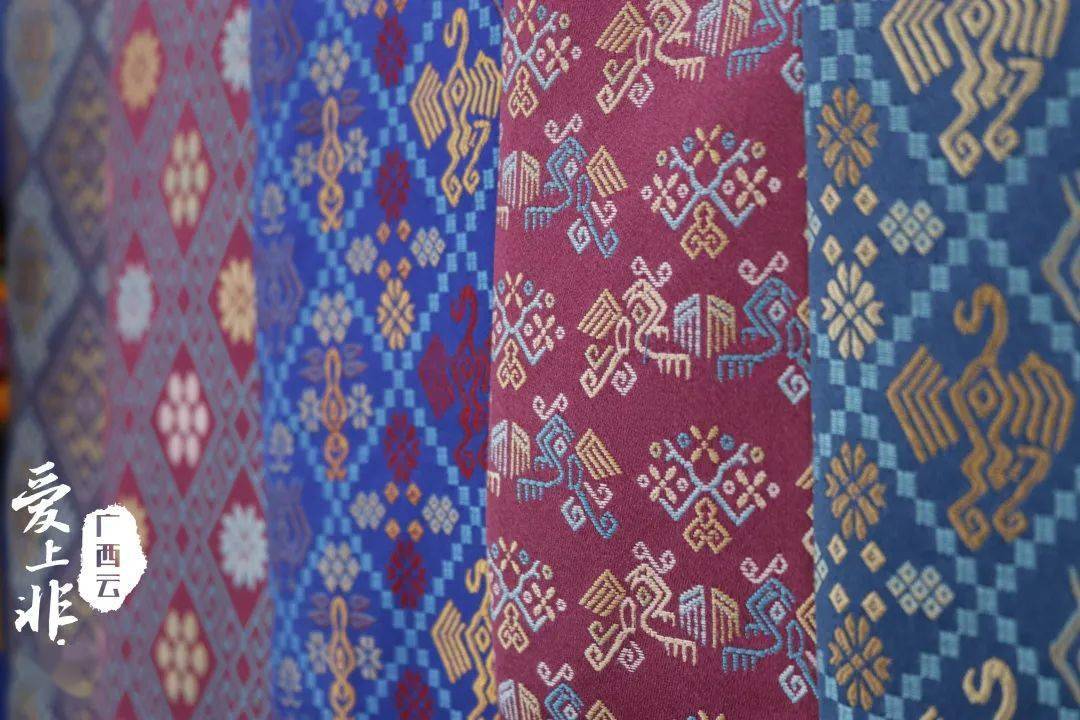 自治区非遗名录批次:第三批地域:宾阳代表性传承人:谭湘光壮锦历史极