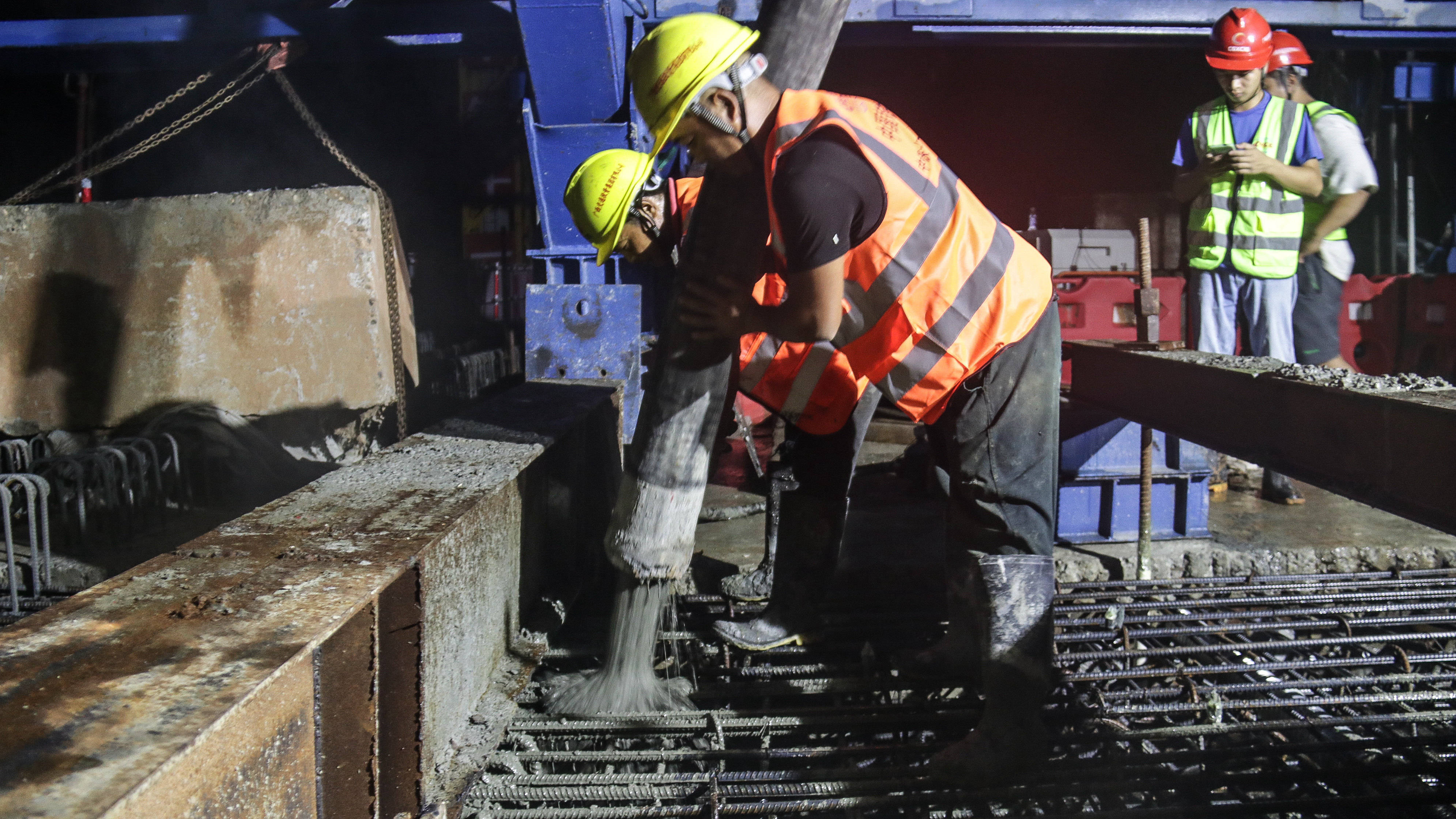 8月16日凌晨,铁路工人在施工现场浇筑混凝土