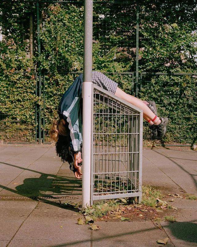 拍摄也是以表演的方式来创作对肢体动作有着天生的敏锐学习纪实摄影的