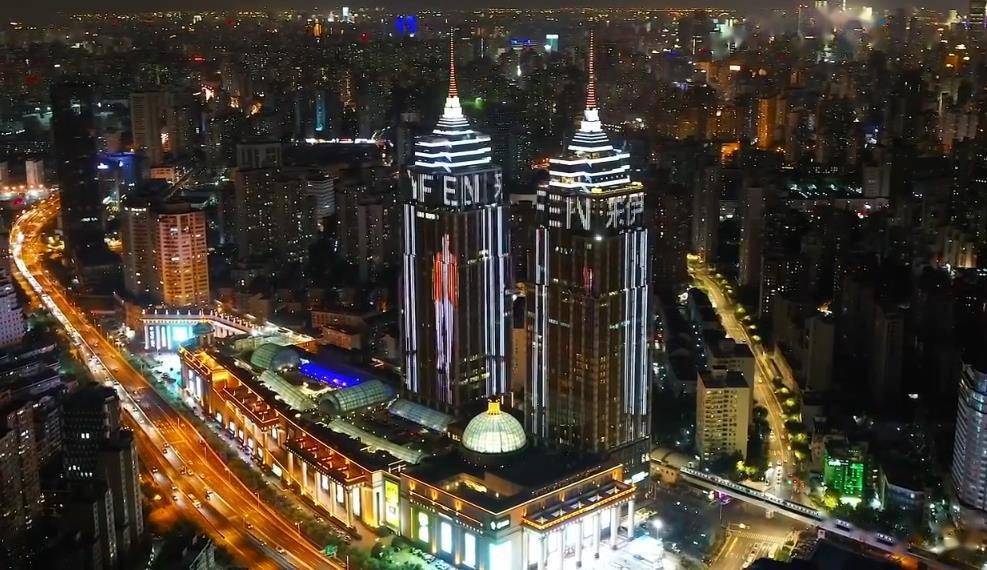 App|来伊份&必胜送来线下地广返图 多地大屏全面欣赏王一博的帅气