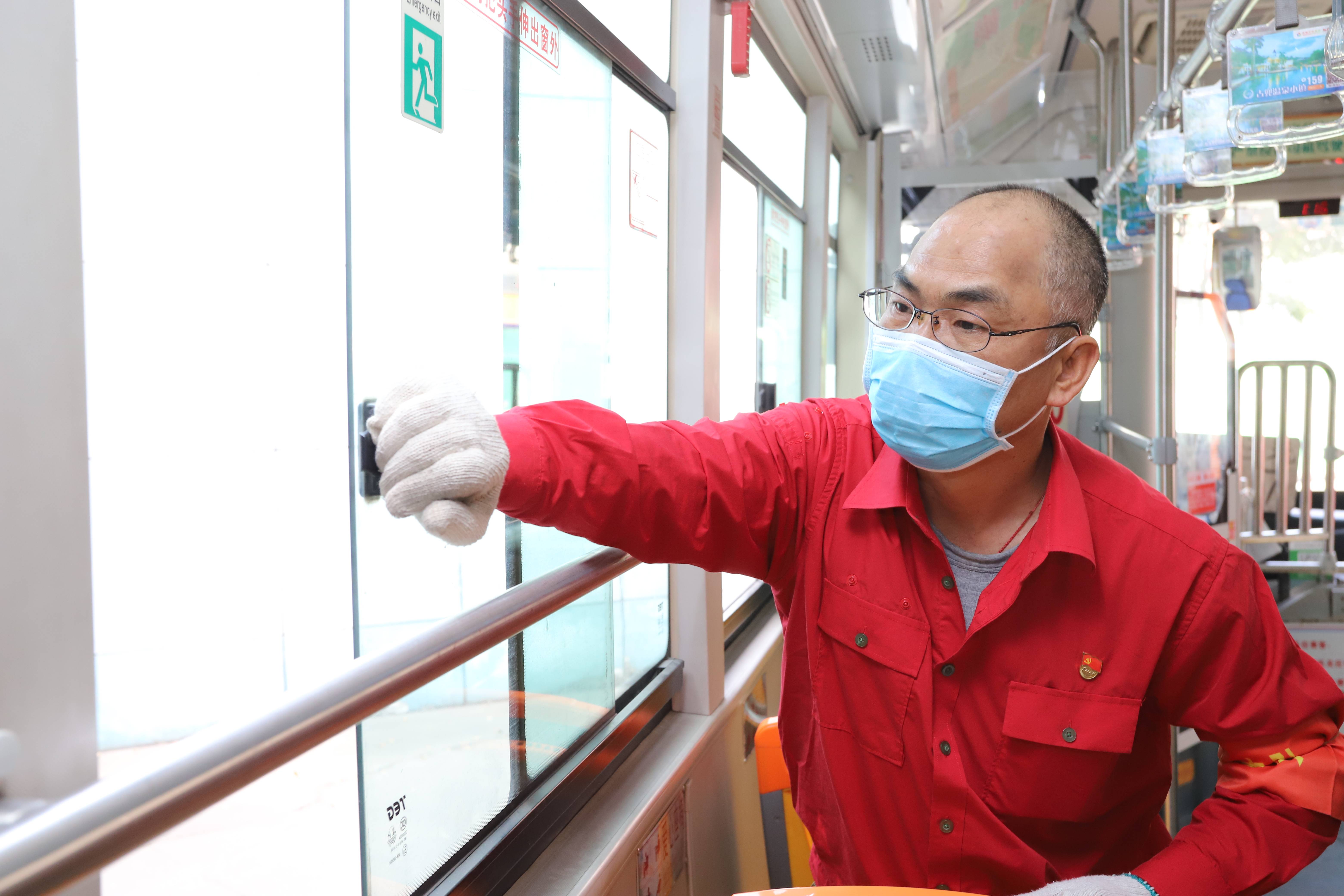 广州这名"劳动模范"公交车长摸索出一套安全行车方法