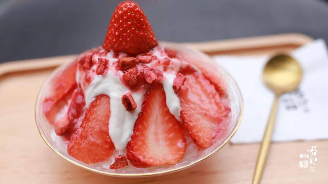 明治草莓乳酪雪冰奶味十足的雪花冰一口吃下去也仿佛使人置身于毒季