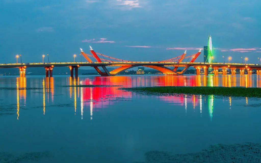 蠡湖大桥无锡的桥一端是枕河人家,听桨入梦一端是霓虹都市,奔流不息让