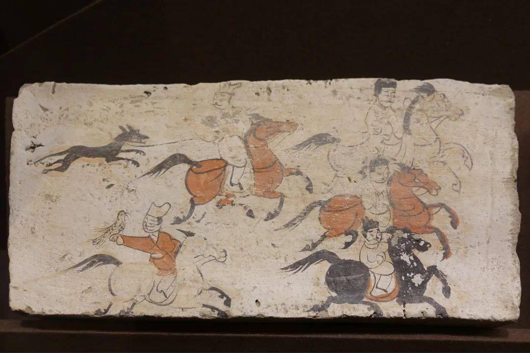 图为出行画像砖.一块高台县博物馆藏的出行画像砖格外传神.