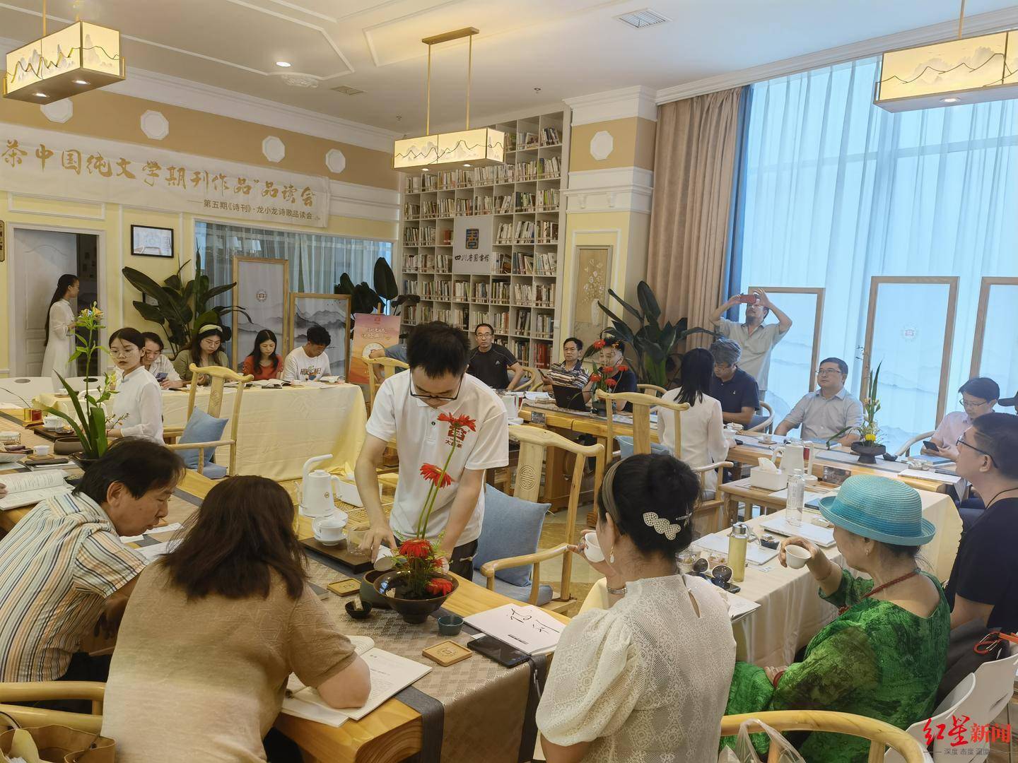 诗歌|品读龙小龙：新工业题材诗歌的“追光者”