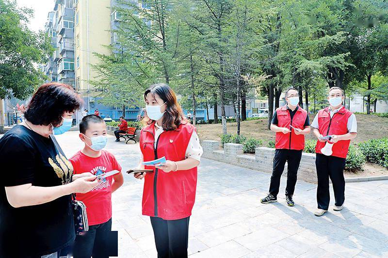 阳泉城区下站街道东营盘社区党员和志愿者向居民宣传疫情防控知识