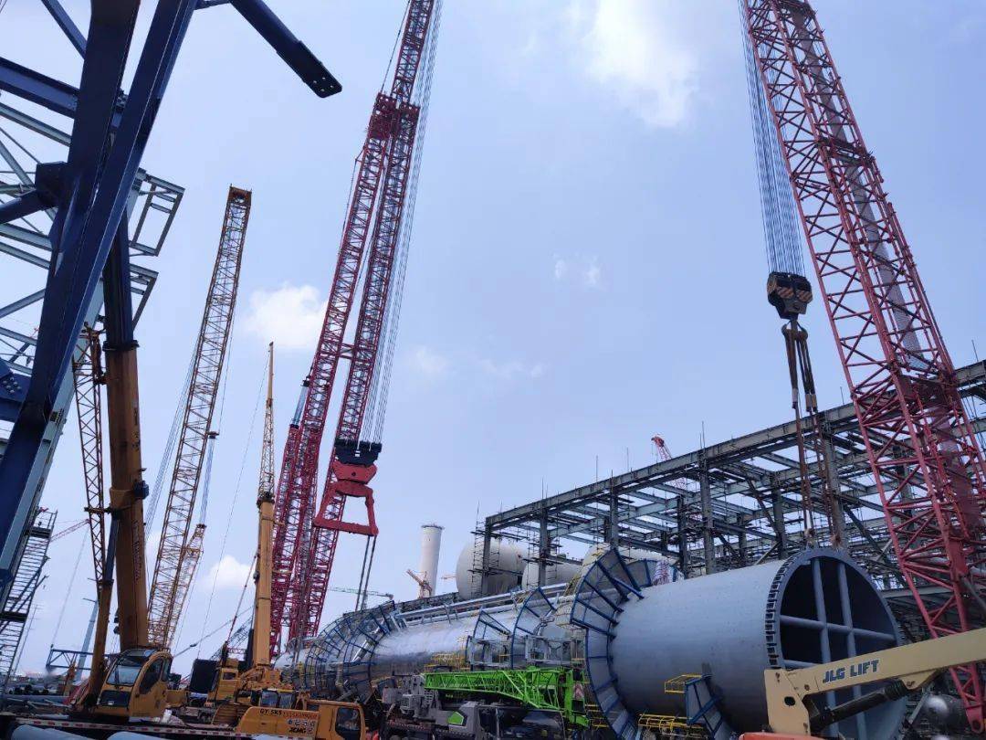 scc40000a四千吨履带吊盛虹项目吊装首秀!总重623吨脱丙烷塔就位