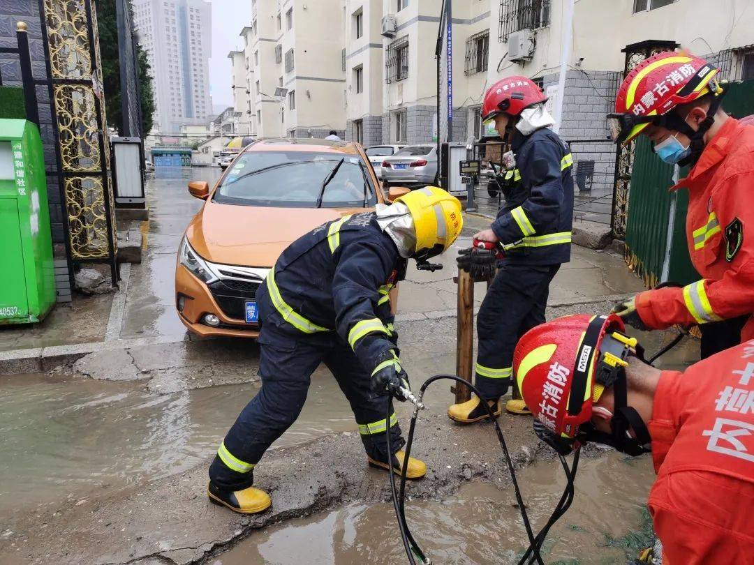 路面塌陷致車輛被困,消防員迅速解救_救援