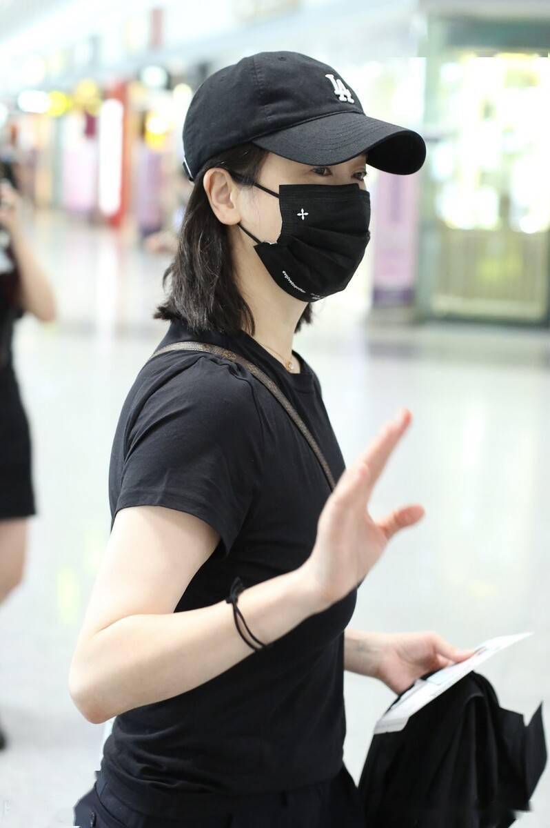 街拍左小青纯黑色t恤黑色阔腿裤小白鞋低调随性