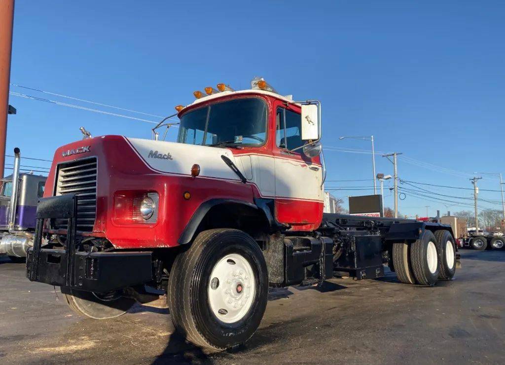 美式偏置式驾驶室车型 马克dm600卡车的倾斜风情