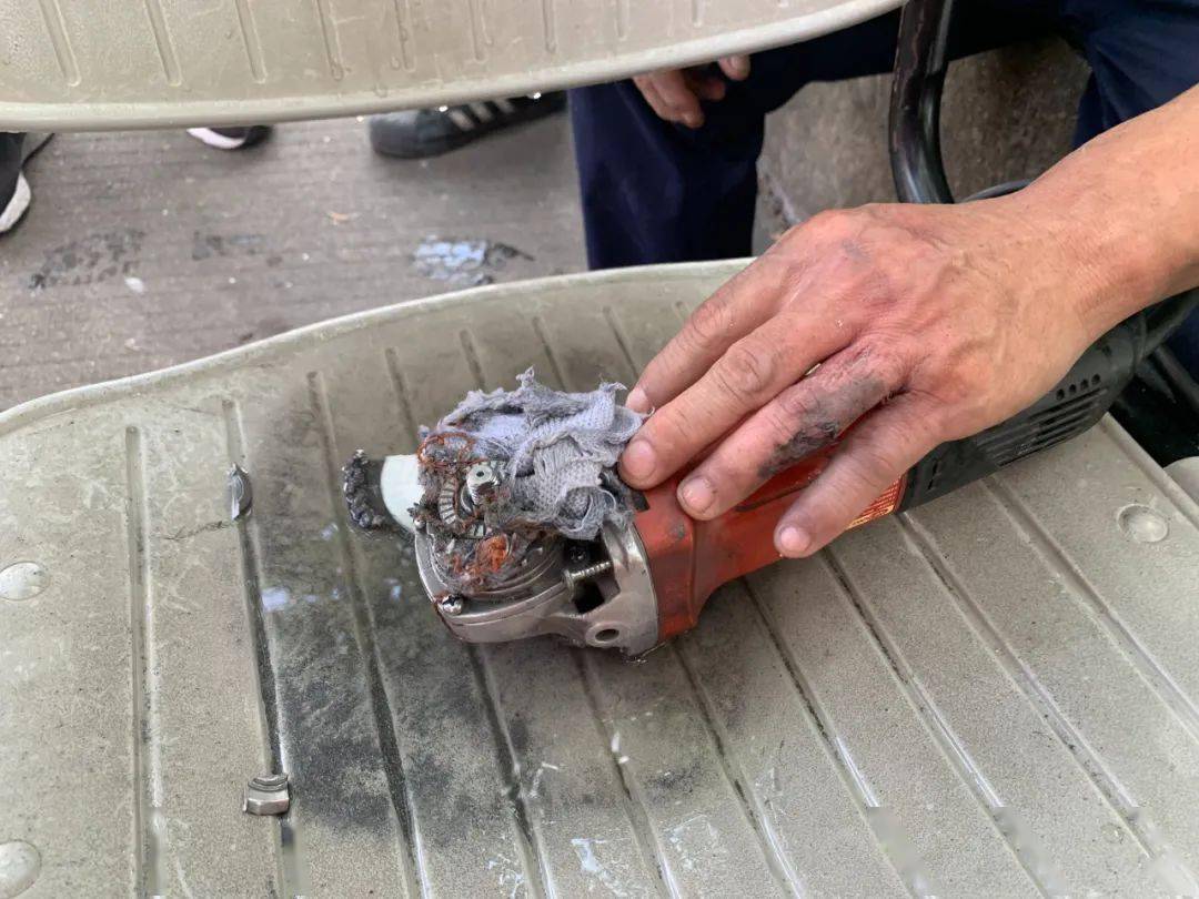 一旦发生事故,要在第一时间切断电源,切勿生拉硬拽,并及时向专业人员