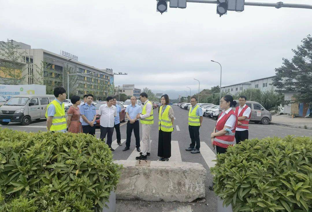 重庆日报两江新区康美街道建设康庄大道打造美丽之地