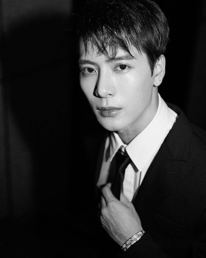 王嘉尔西装大片尽显绅士型格眼神深邃充满故事感