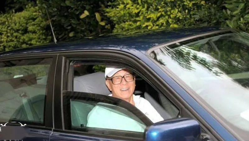 李嘉诚在香港的座驾是宝马7系防弹车,20多年来从未改变过.