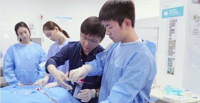 重症|重症医学科冉晓的两个医师节：抗疫场景的还原和再现