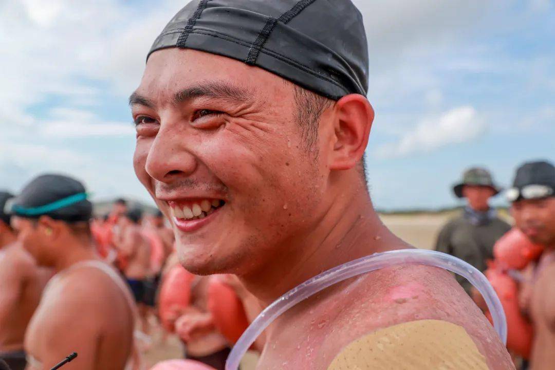 看着都疼战士们海训肩背晒脱皮网友这才是真正的男神