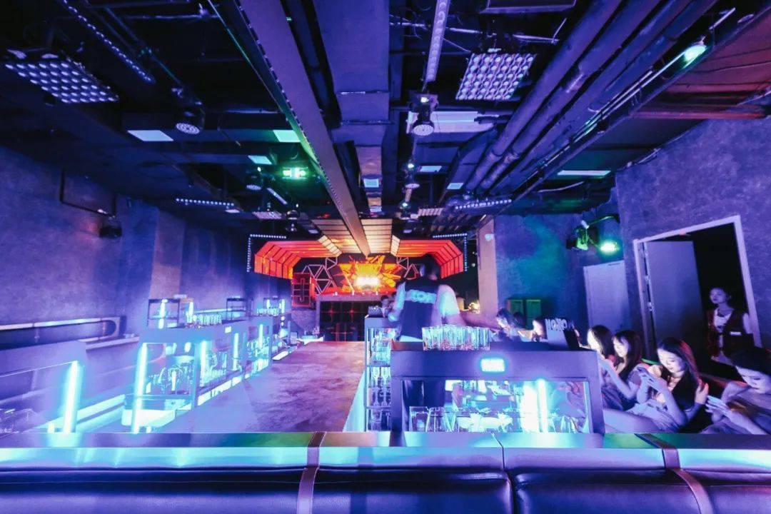 这几家高品质餐厅终于首驻市中心霓虹潮人又有打卡好去处