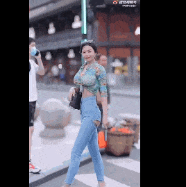 长衫|运动裤球鞋配长衫,这就是潮流圣地太古里吗?梁龙看了都自愧不如