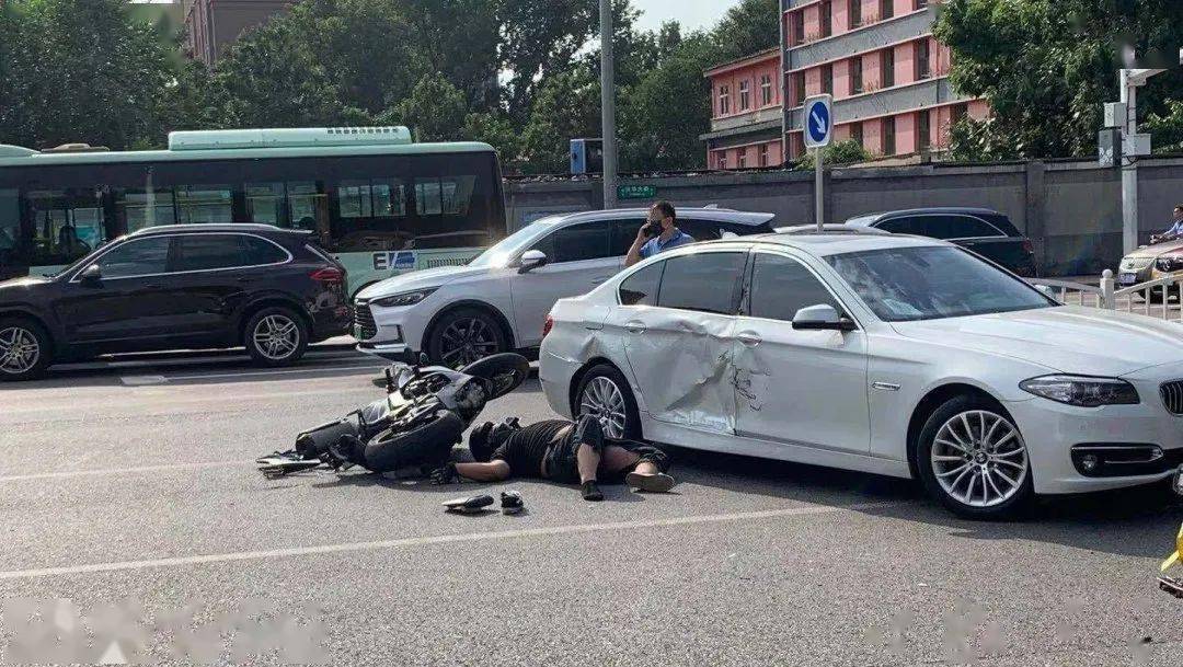 驾驶着刚买的杜卡迪797直接上了高速公路,结果被一辆路虎追尾,伤势