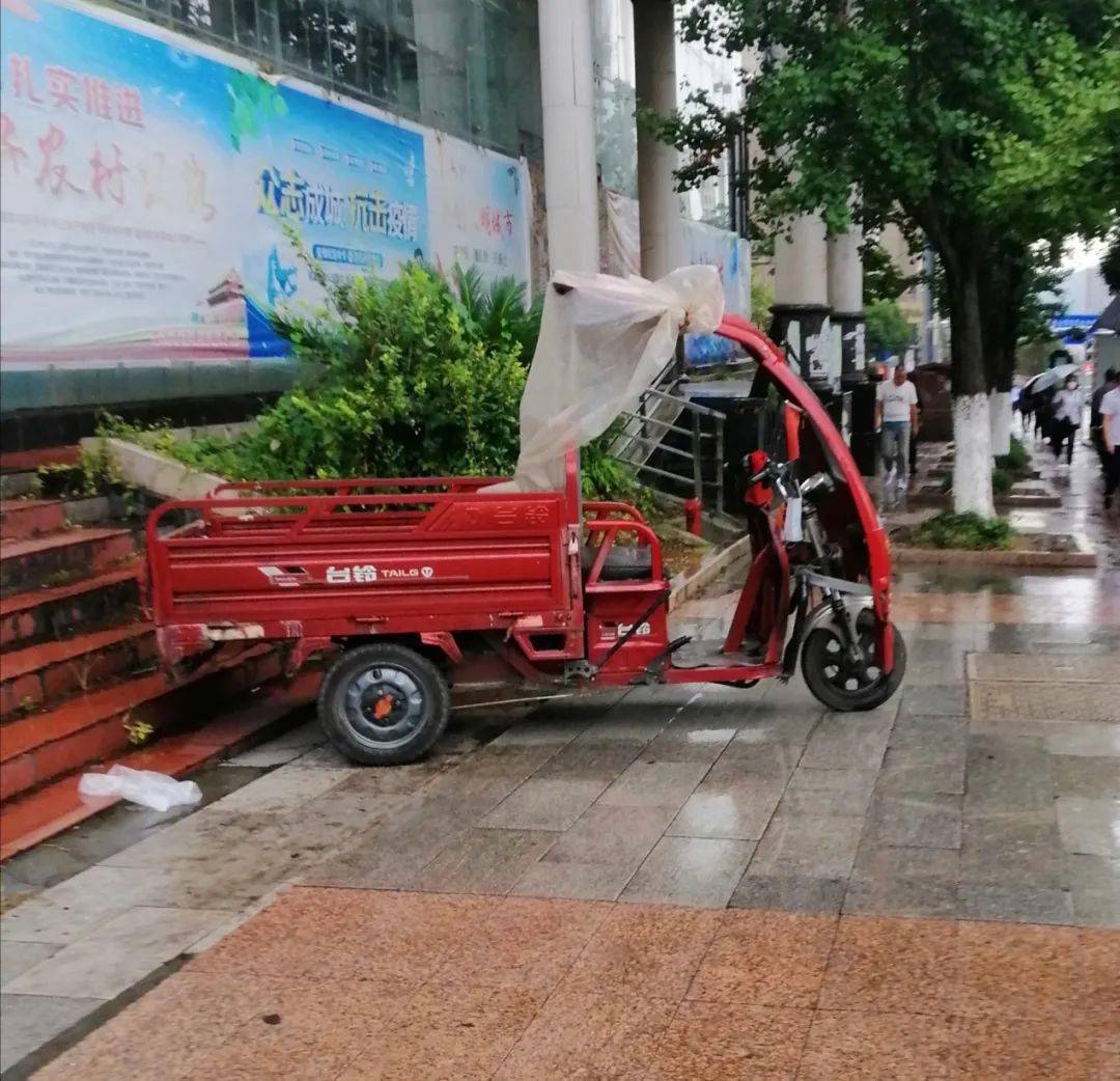 【随手拍】违停,横穿马路……不文明行为曝光